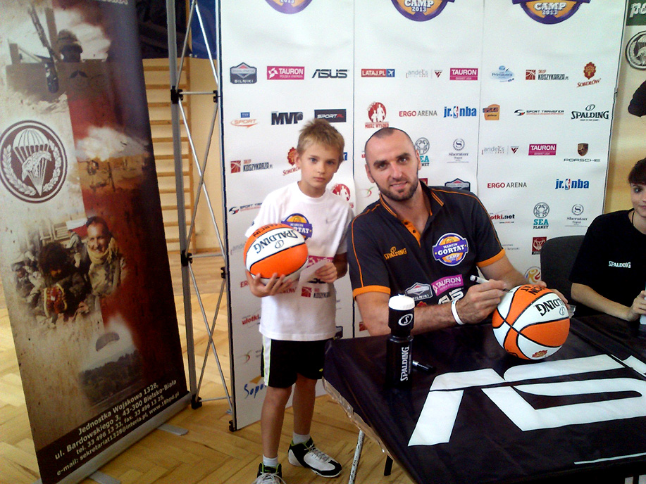 Marcin Gortat - jedyny Polak występujący w amerykańskiej lidze koszykarskiej NBA - odwiedził Bielsko-Białą! Tu otworzył tegoroczną edycję imprezy „Marcin Gortat Camp 2013”.